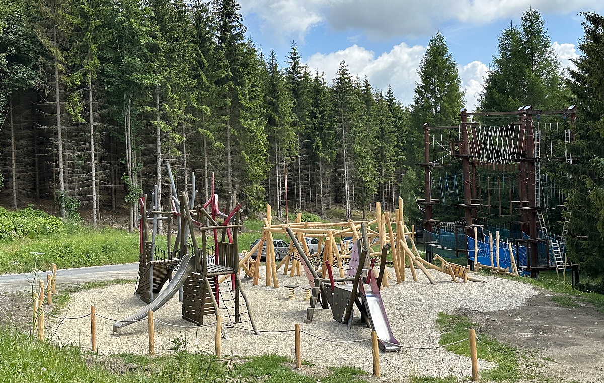 Dětské hřiště u hotelu Kamzík